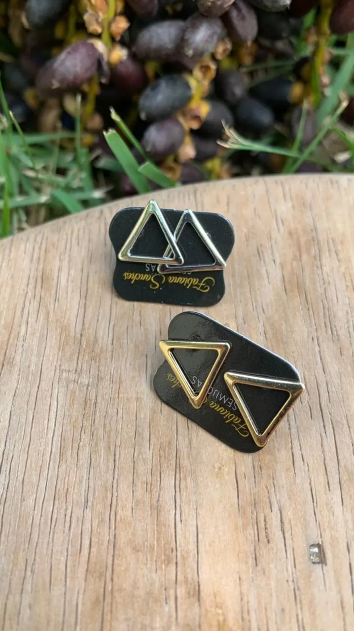 BRINCO PEQUENO FORMAS GEOMÉTRICA TRIÂNGULO GRANDE - BANHADO A OURO 18K