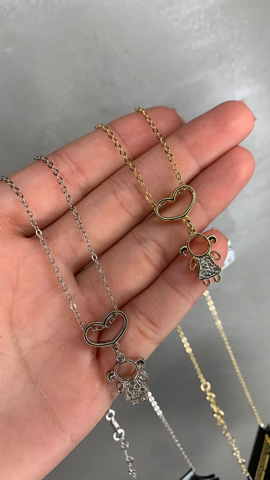 CORRENTE GRUMET COM CORAÇÃO VAZADO E MENINA PENDURADA ZIRCONIA- BANHADA A OURO 18K