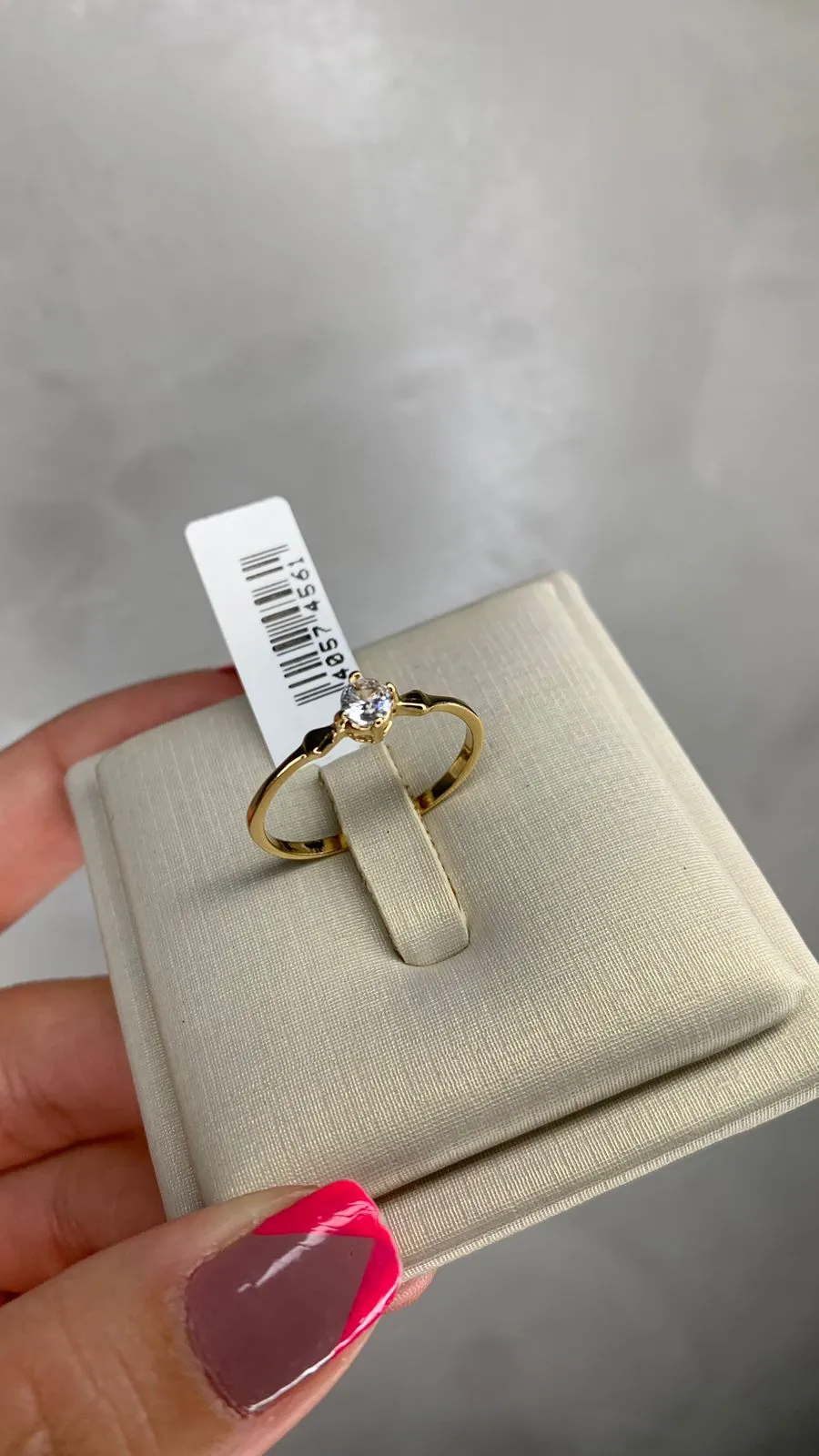 ANEL  APARADOR COM ZIRCONIA CENTRAL QUADRADA E DETALHE LATERAL- Nª16- BANHADO A OURO 18K