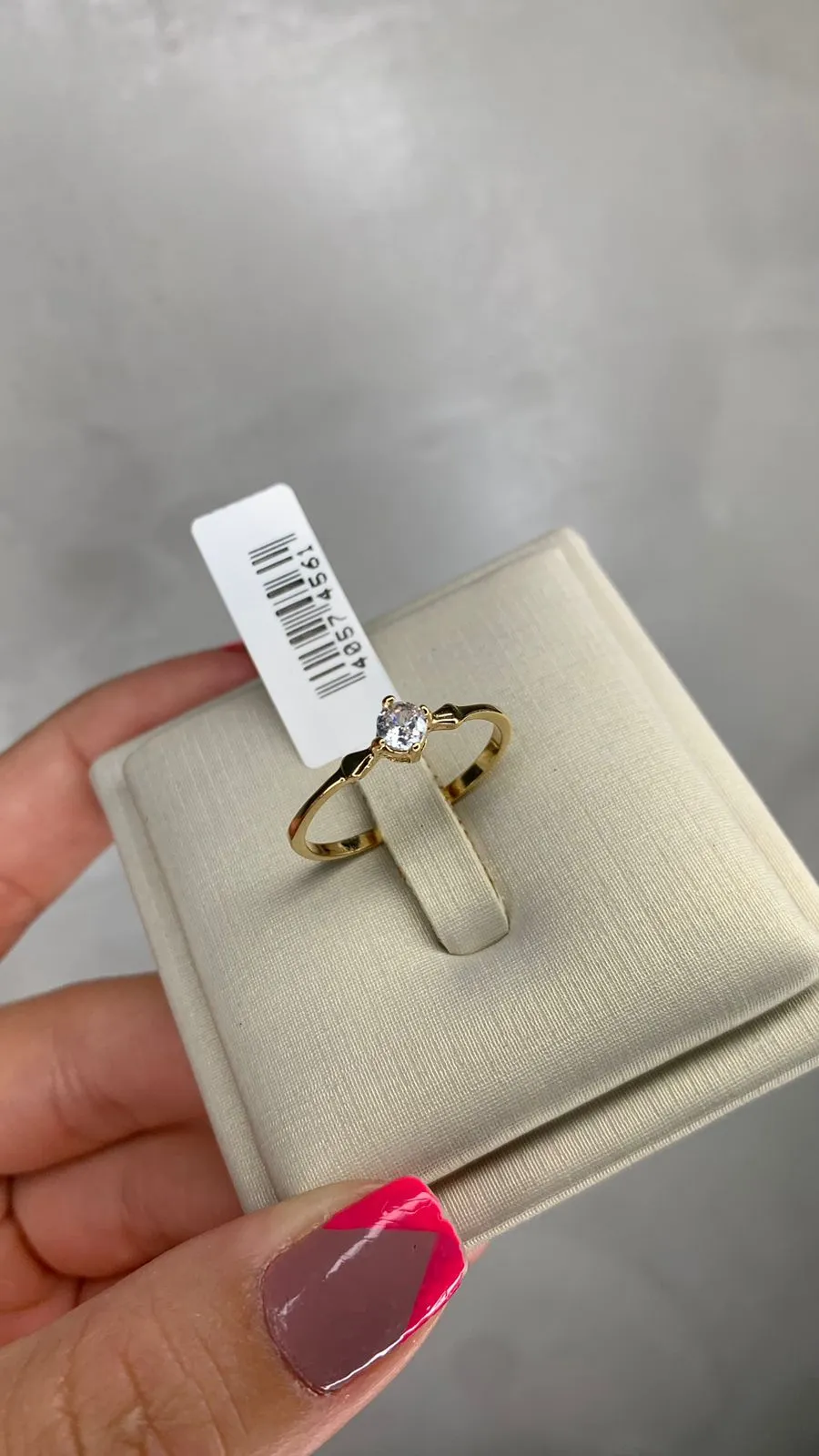 ANEL  APARADOR COM ZIRCONIA CENTRAL QUADRADA E DETALHE LATERAL- Nª25- BANHADO A OURO 18K