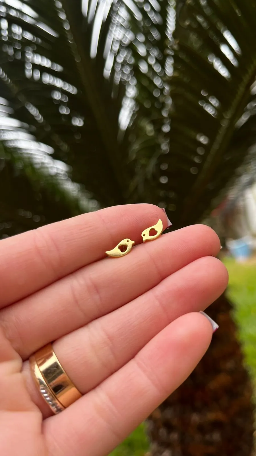 BRINCO PEQUENO PÁSSARO COM CORAÇÃO VAZADO- BANHADO A OURO 18K