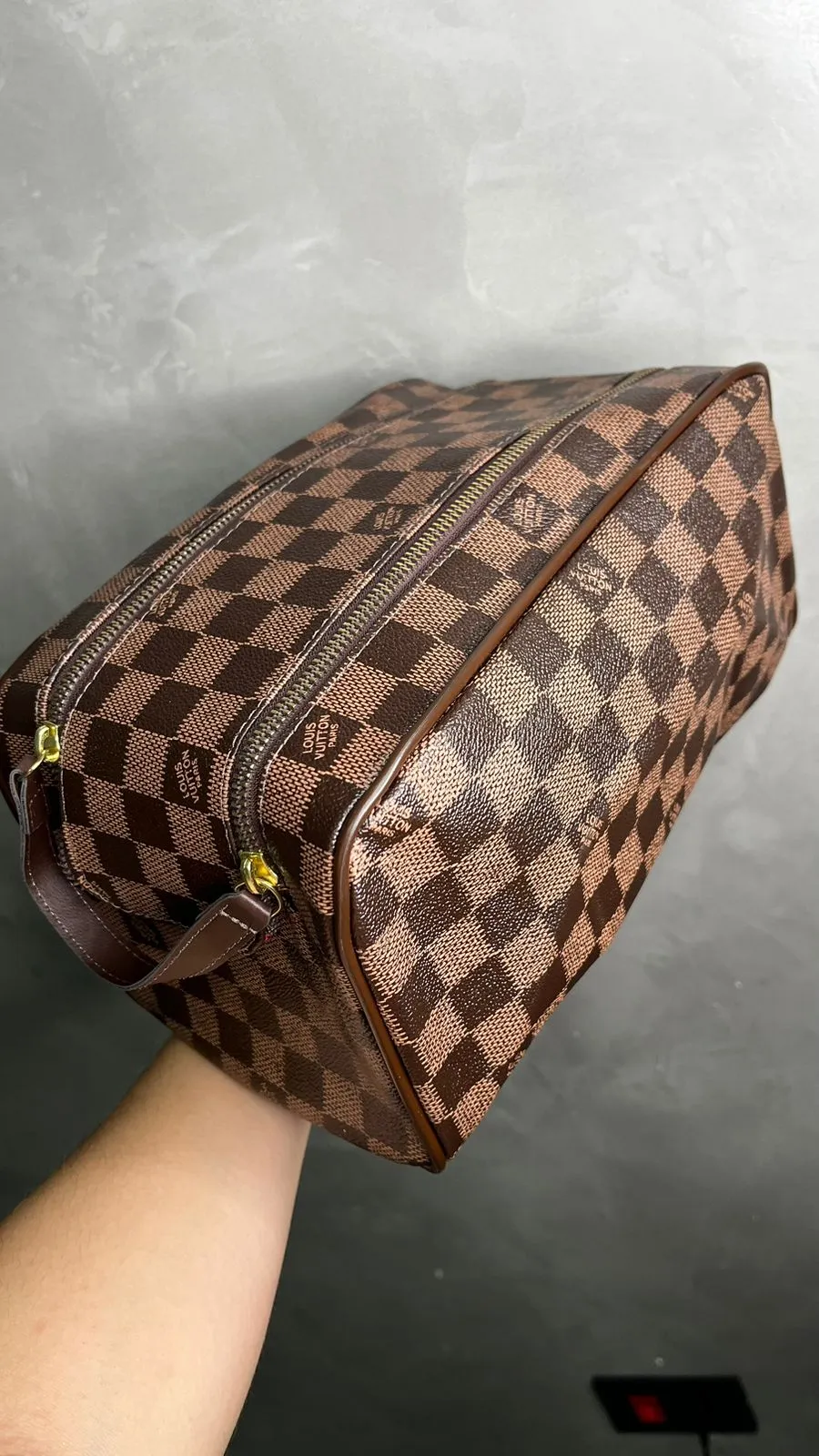 BOLSA NECESSAIRE REPLICA LV MARROM ZIPER DUPLO