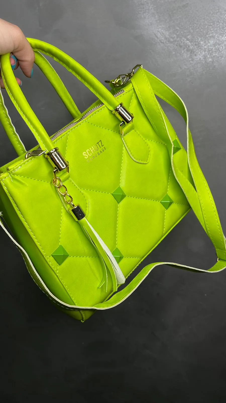 BOLSA REPLICA SCHUTZ VERDE LIMA COM ADORNO E ALÇA