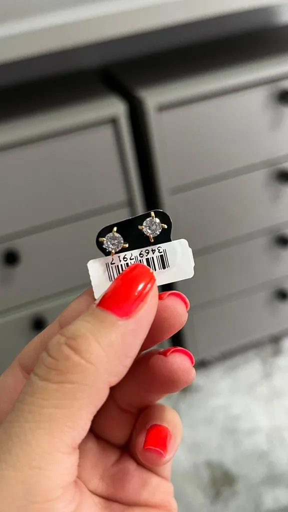 BRINCO PEQUENO PONTO DE LUZ REDONDO 4 GARRAS- BANHADO A OURO 18K