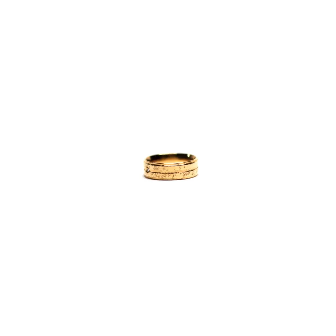 ALIANÇA FOSCA COM 3 FRISO BRILHANTE 8MM QUADRADA COM PEDRINHA CRISTAL Nª16- BANHADO A OURO 18K