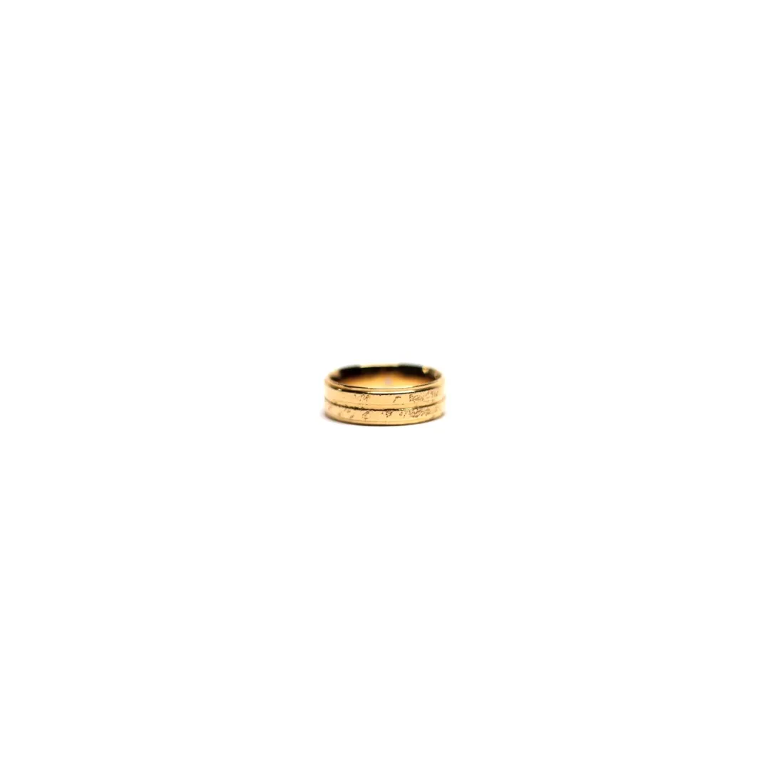 ALIANÇA FOSCA COM 3 FRISO BRILHANTE 8MM QUADRADA COM PEDRINHA CRISTAL Nª16- BANHADO A OURO 18K