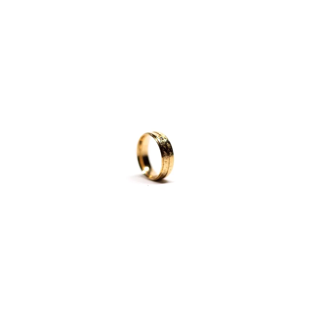 ALIANÇA FOSCA COM 3 FRISO BRILHANTE 8MM QUADRADA COM PEDRINHA CRISTAL Nª16- BANHADO A OURO 18K