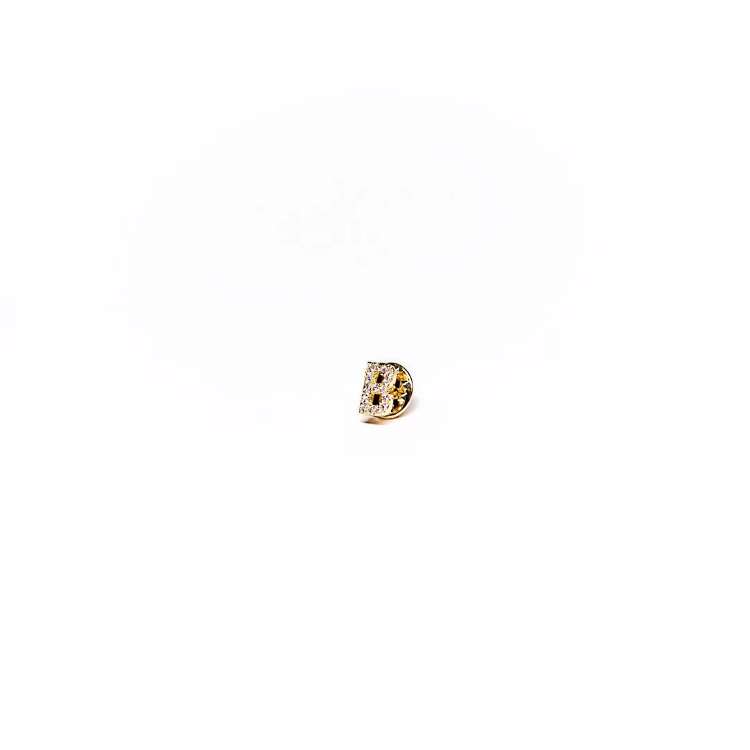 PINGENTE PARA MASCARA/ROUPA COM INICIAL B CRAVEJADO - BANHADO A OURO 18K