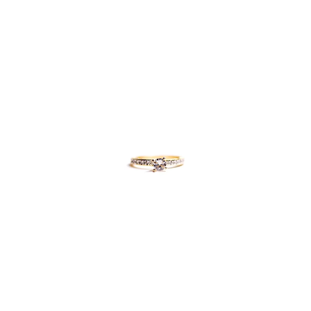 ANEL SOLITÁRIO COM 4 GARRAS CRAVEJADO, LATERAL TRABALHADA Nª18  - BANHADO A OURO 18K