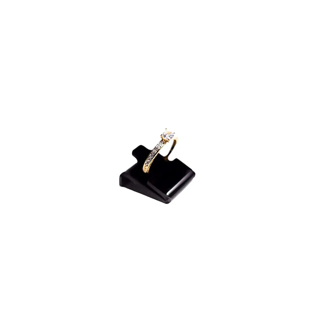 ANEL SOLITÁRIO COM 4 GARRAS CRAVEJADO, LATERAL TRABALHADA Nª18  - BANHADO A OURO 18K