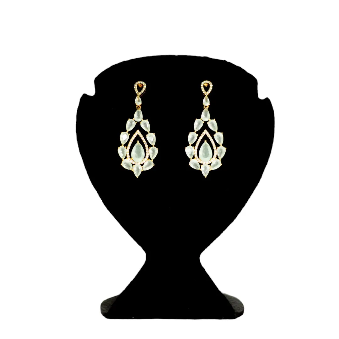 BRINCO MÉDIO COM GOTA ZIRCONIA VERDE LEITOSA E CRISTAL- BANHADO A OURO 18K
