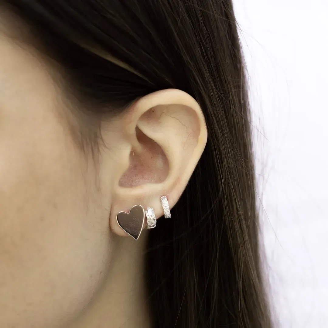 BRINCO CORAÇÃO COM PONTA LISO - BANHADO A RÓDIO BRANCO