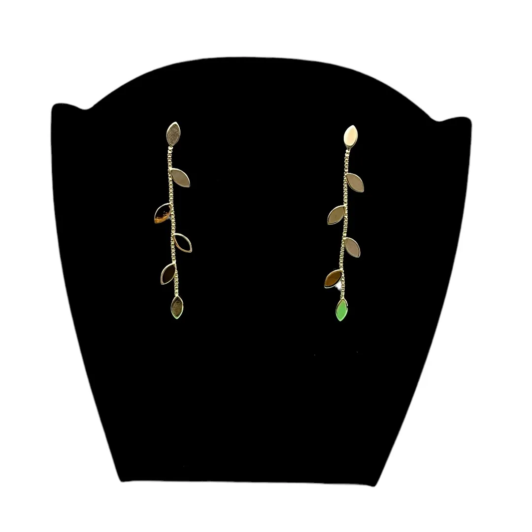BRINCO MÉDIO COM FOLHAS PENDURADA LISO - BANHADO A OURO 18K