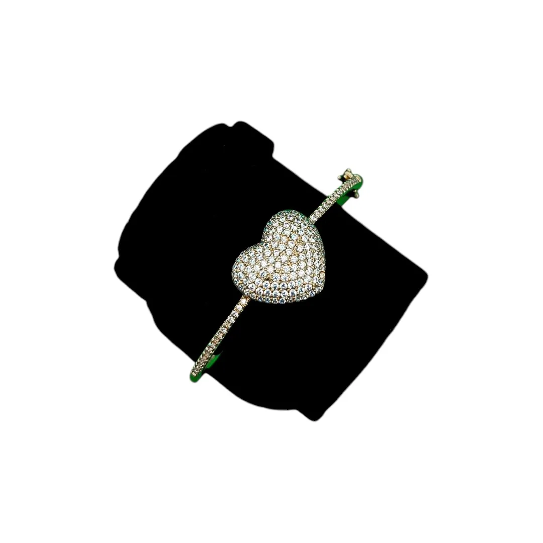 BRACELETE RIGIDO COM CORAÇÃO CRAVADO COM MICRO ZIRCONIA CRISTAL - BANHADO A OURO 18K
