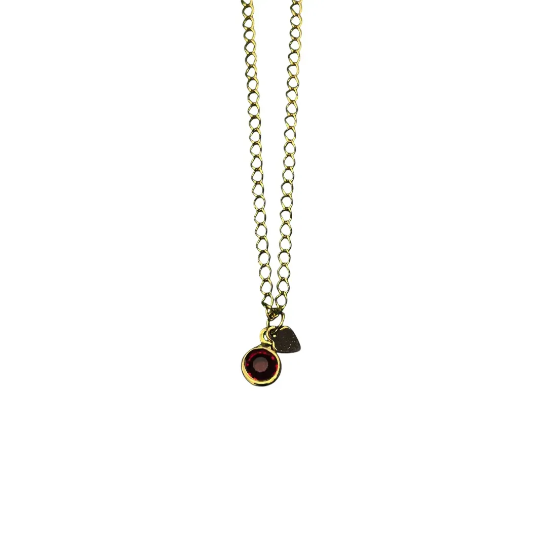 TORNOZELEIRA ELO GRUMET FINO COM CORAÇÃO LISO PEQUENO E PONTO DE LUZ VERMELHO- BANHADO A OURO 18K