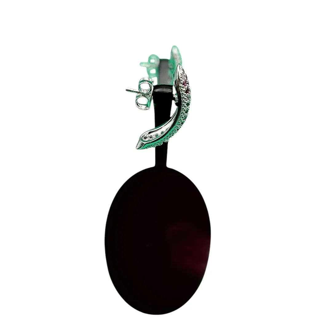 BRINCO CUMPRIDO ABAULADO COM CRAVAÇÃO FLOR EM MICRO ZIRCONIA COLORIDA - BANHADO A PRATA 925