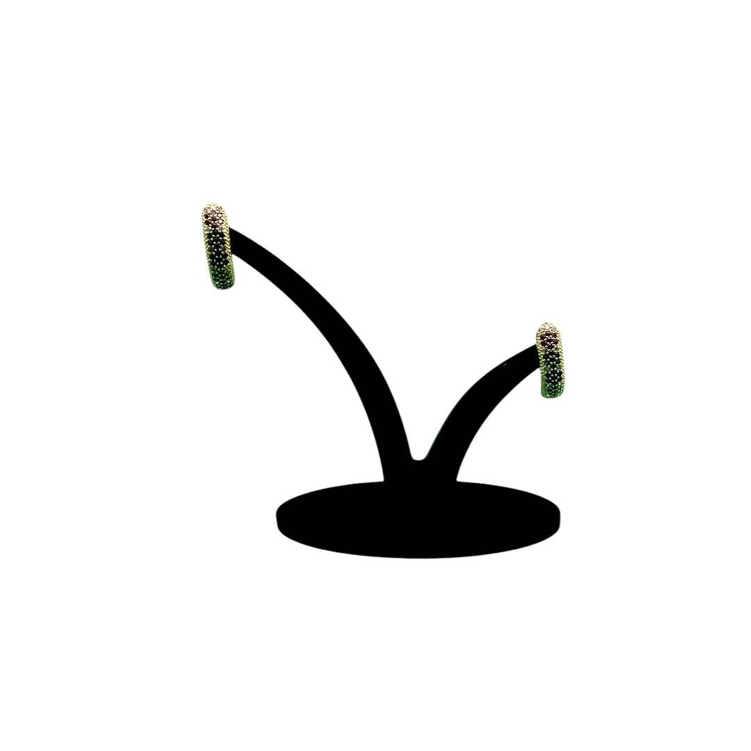 BRINCO CUMPRIDO ABAULADO COM CRAVAÇÃO FLOR EM MICRO ZIRCONIA COLORIDA - BANHADO A OURO 18K