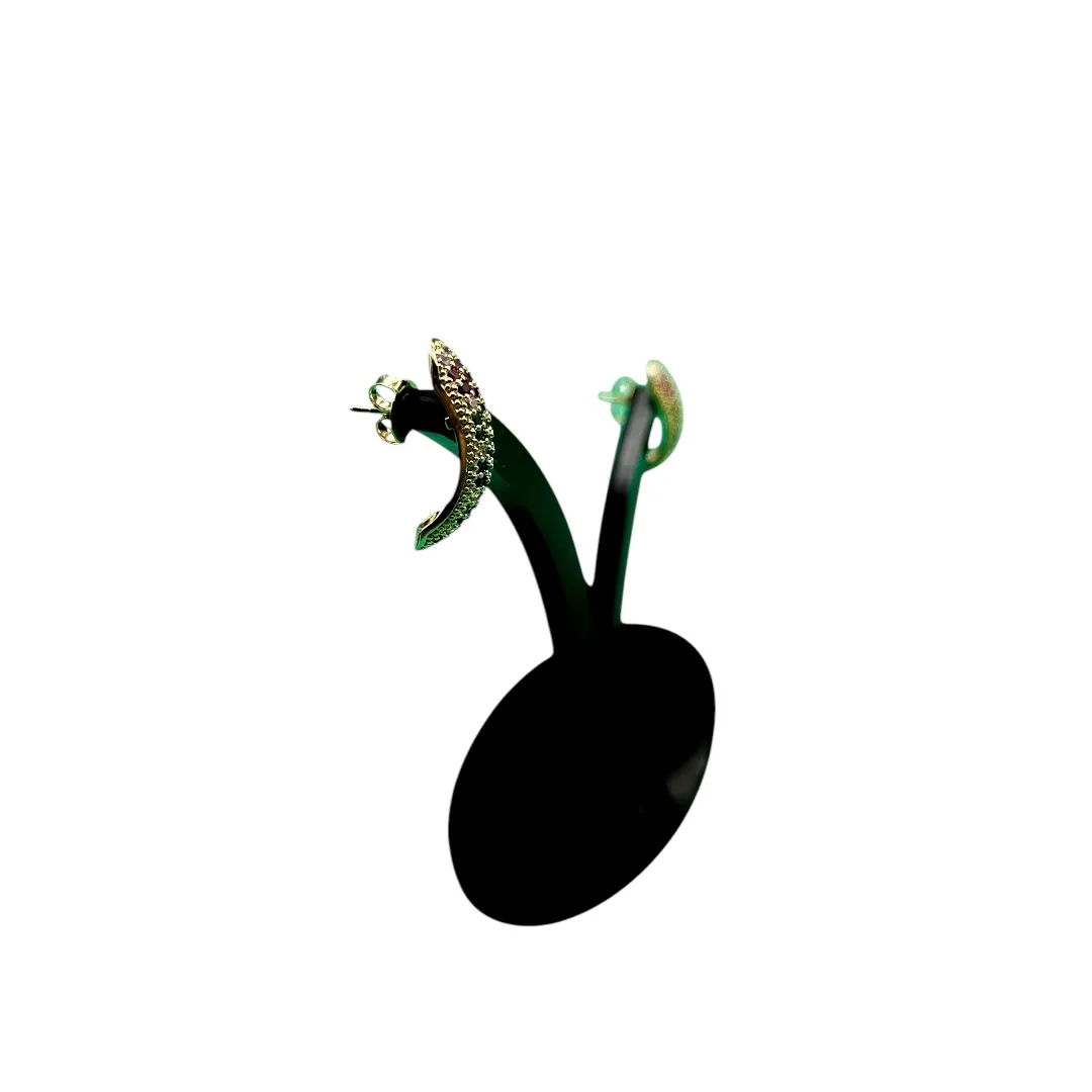 BRINCO CUMPRIDO ABAULADO COM CRAVAÇÃO FLOR EM MICRO ZIRCONIA COLORIDA - BANHADO A OURO 18K