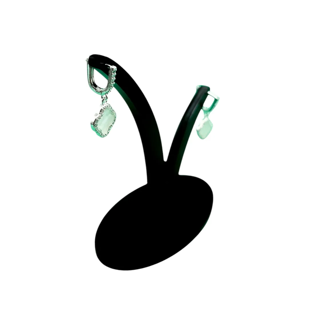 BRINCO ARGOLA INSPIRAÇÃO TREVO PENDURADO CRAVADO COM MICRO ZIRCONIA CRISTAL E MADREPÉROLA - BANHADO A PRATA 925