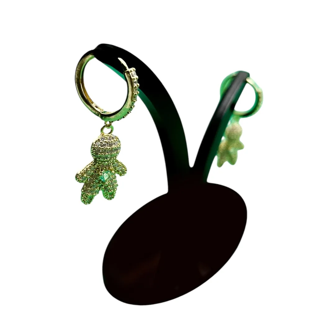 BRINCO ARGOLA MENINO PENDURADO CRAVADO COM MICRO ZIRCONIA CRISTAL E VERDE- BANHADO A OURO 18K