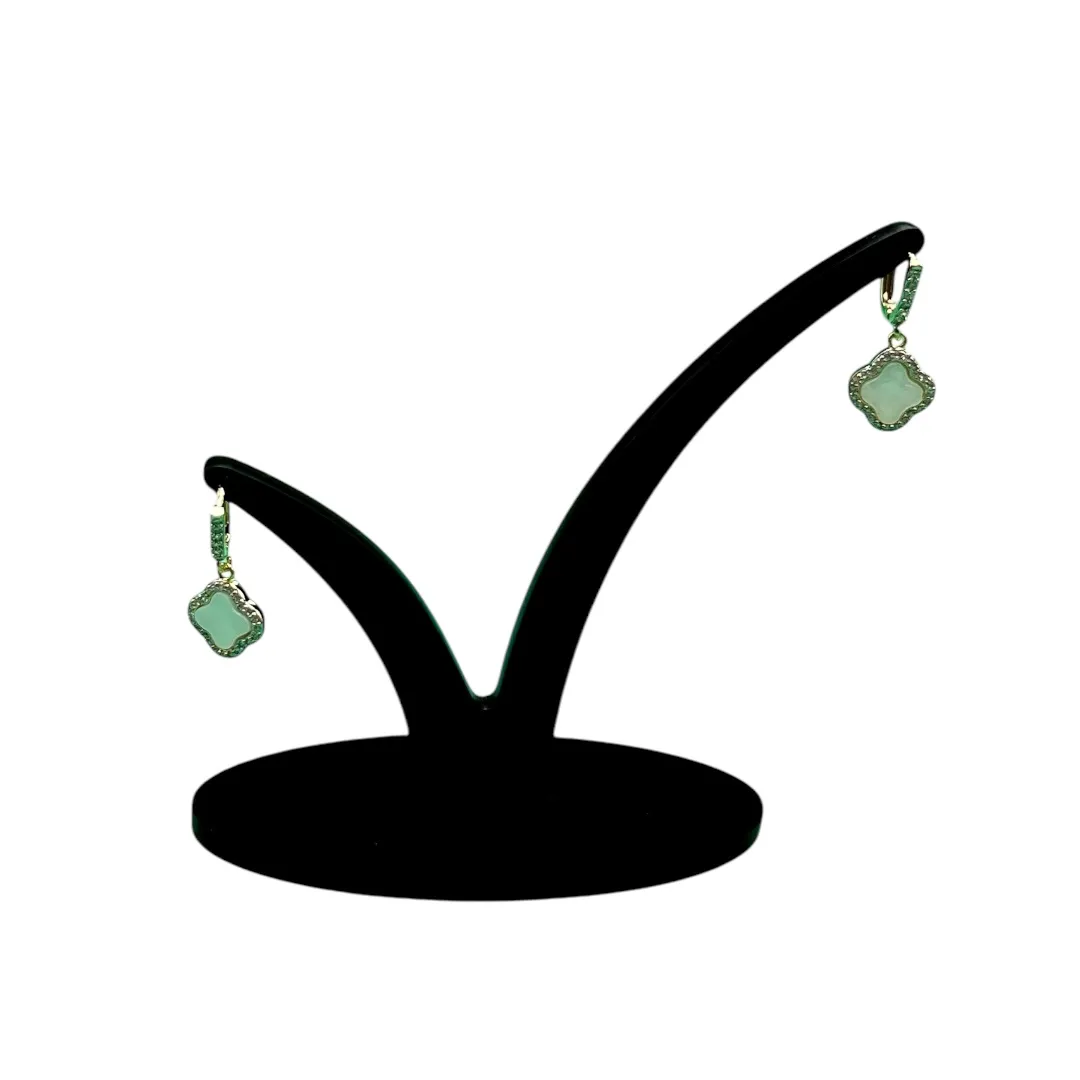 BRINCO ARGOLA INSPIRAÇÃO TREVO PENDURADO CRAVADO COM MICRO ZIRCONIA CRISTAL E MADREPÉROLA - BANHADO A OURO 18K