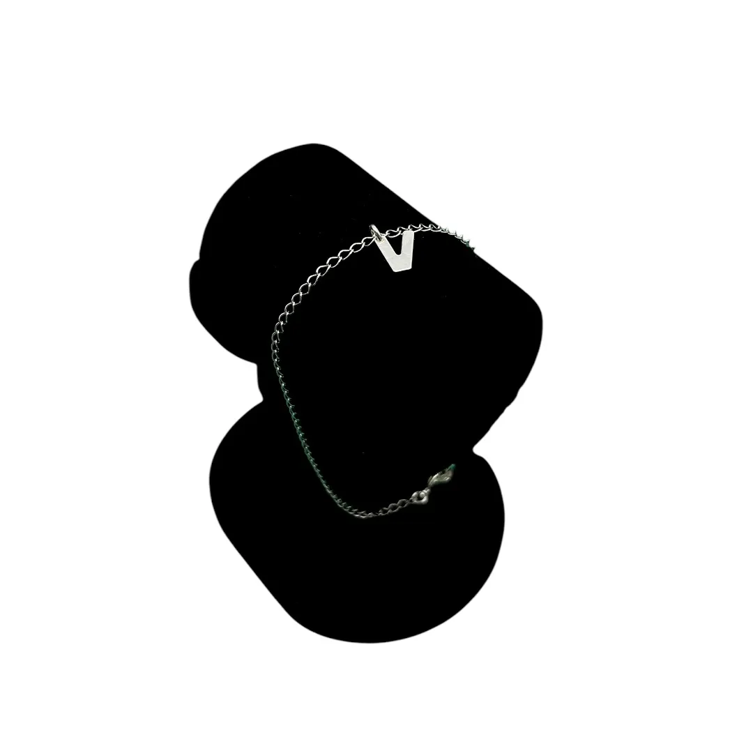 PULSEIRA GRUMET FINO COM INCIAL V- BANHADO A PRATA 925