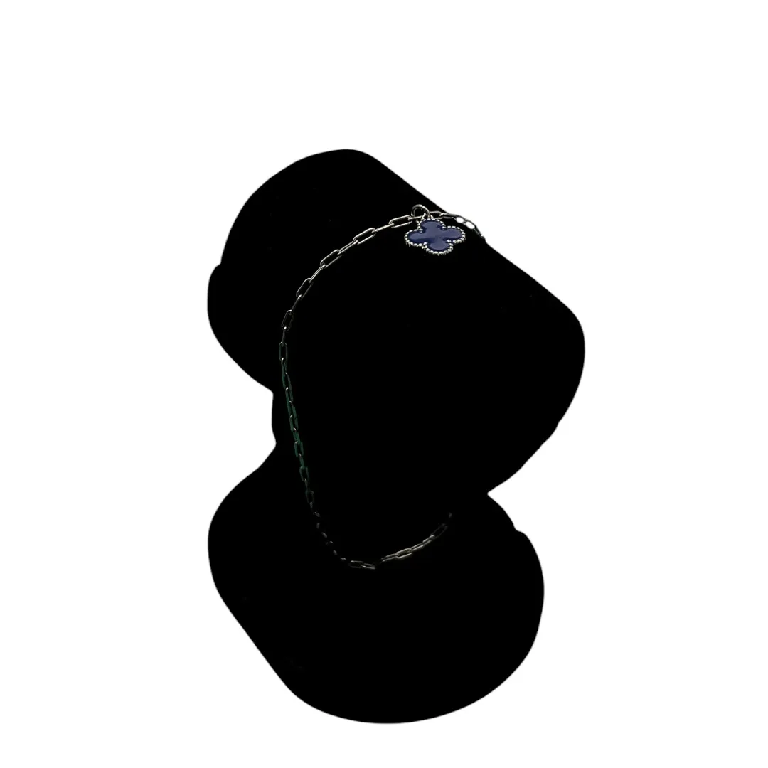 PULSEIRA ELO CARTHIE FINO COM TREVO RESINADO AZUL- BANHADO A RODIO BRANCO