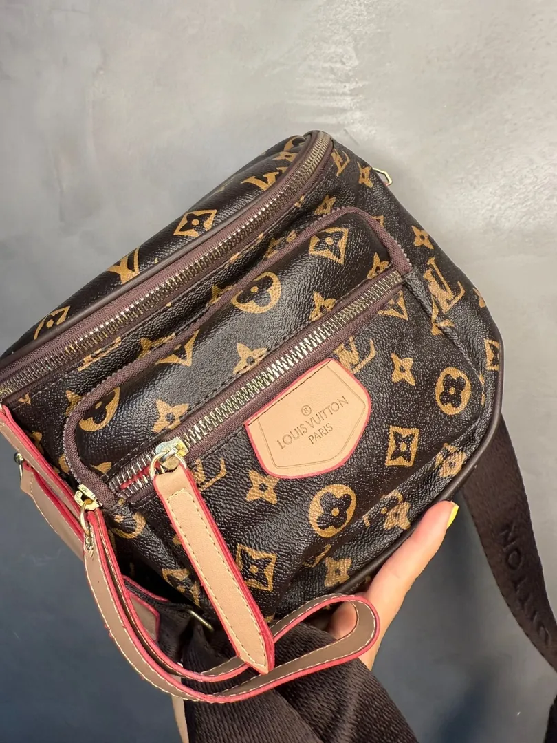 BOLSA REPLICA LV COURO SINTETICO TIPO POCHETE MARROM COM DESENHOS DO LOGO ACOMPANHA ALÇA