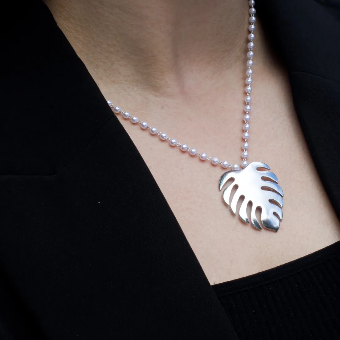 CONJUNTO DE PÉROLA COM FOLHA GRANDE COM EXTENSOR- BANHADO A RÓDIO BRANCO