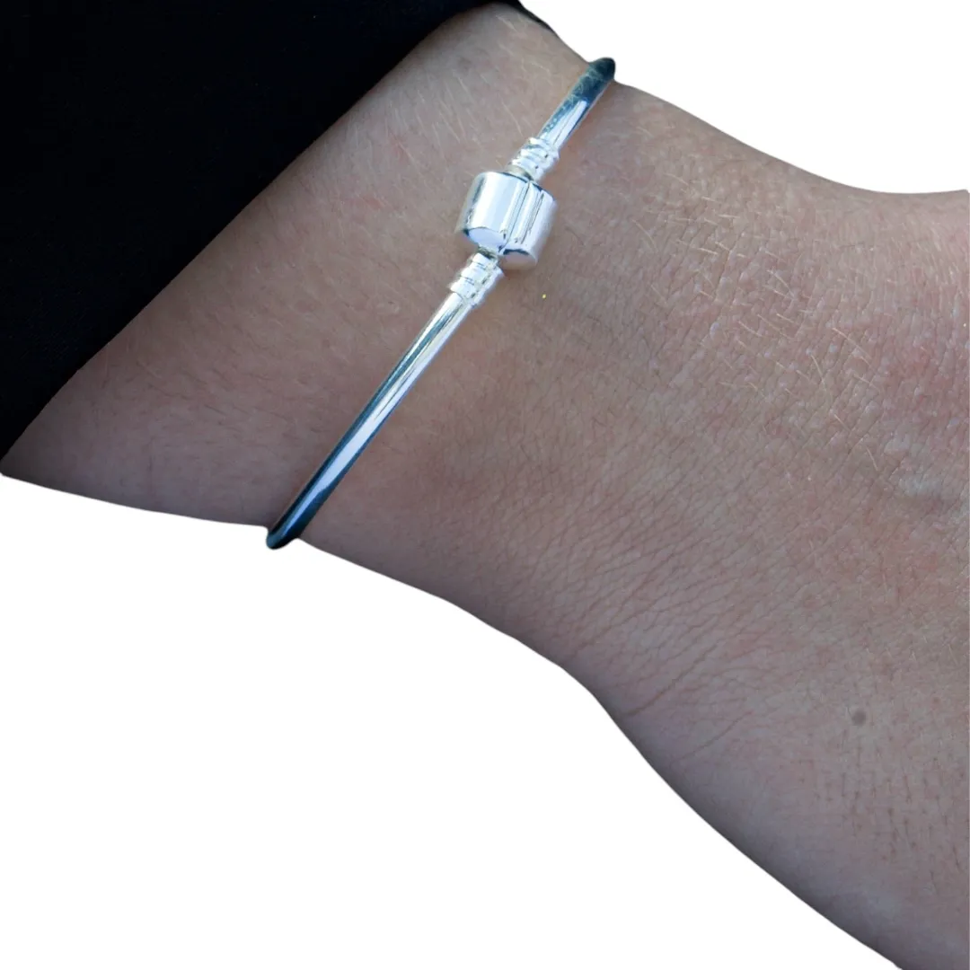 PULSEIRA PANDORA BRACELETE RIGIDO FECHO QUADRADO LISO- BANHADO A RÓDIO BRANCO