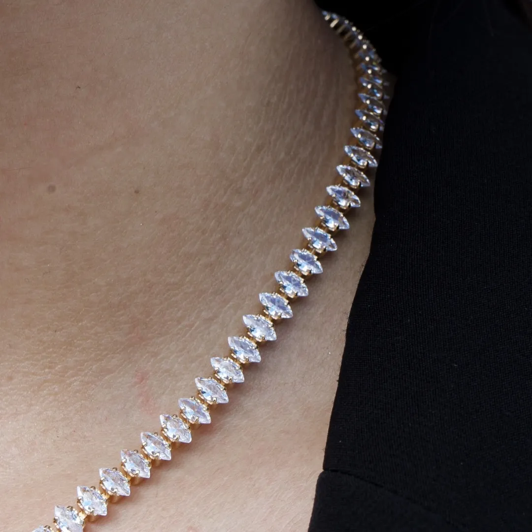 CHOKER RIVIERA OVAL CRAVEJADA COM NAVETE COM FECHO GAVETA SIMPLES CRISTAL ROSÉ GOLD - BANHADO A OURO 18K