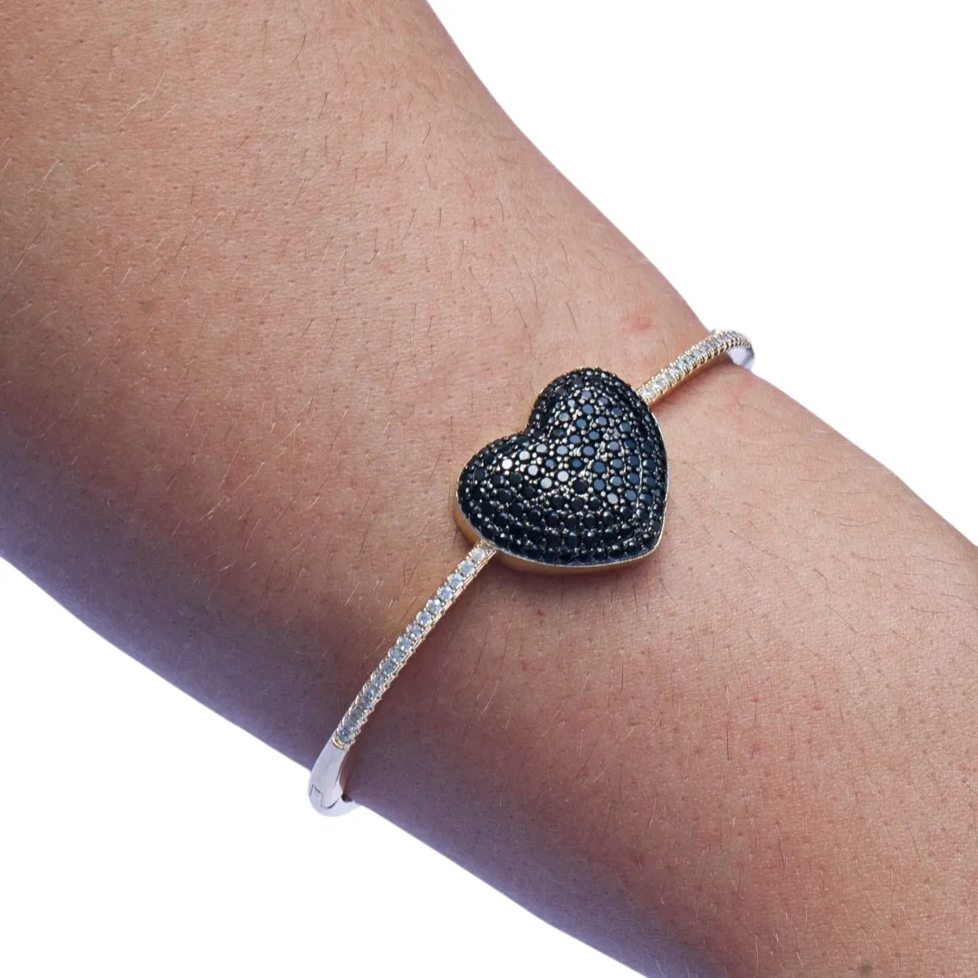 BRACELETE RIGIDO COM CORAÇÃO CRAVADO COM MICRO ZIRCONIA NEGRA- BANHADO A OURO 18K