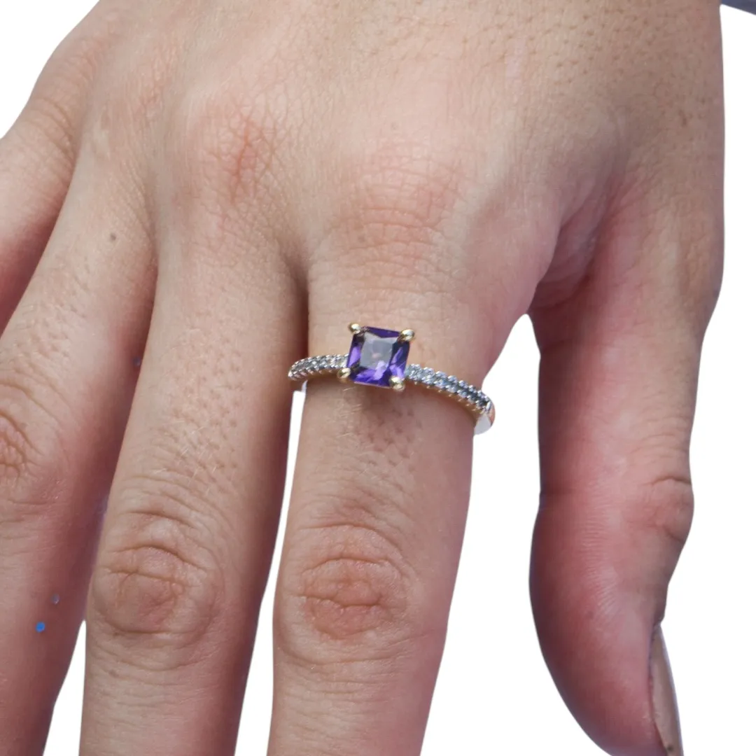 ANEL SOLITÁRIO COM MICRO ZIRCONIA CRISTAL E PEDRA CENTRAL QUADRADA ROXA Nº19 - BANHADO A OURO 18K