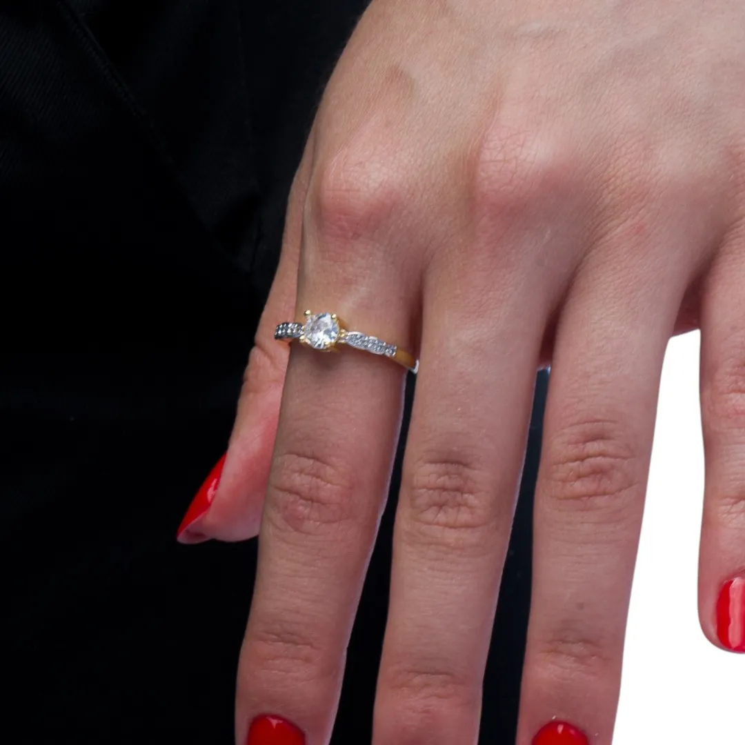 ANEL INSPIRAÇÃO SOLITARIO COM MICRO ZIRCONIA CRISTAL E PEDRA CENTRAL REDONDA Nº17- BANHADO A OURO 18K