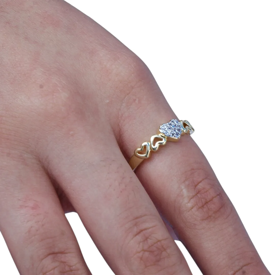ANEL COM SEQUENCIA DE CORAÇÃO VAZADO E CORAÇÃO CENTRAL  COM MICRO ZIRCONIA CRISTAL Nº 22- BANHADO A OURO 18K