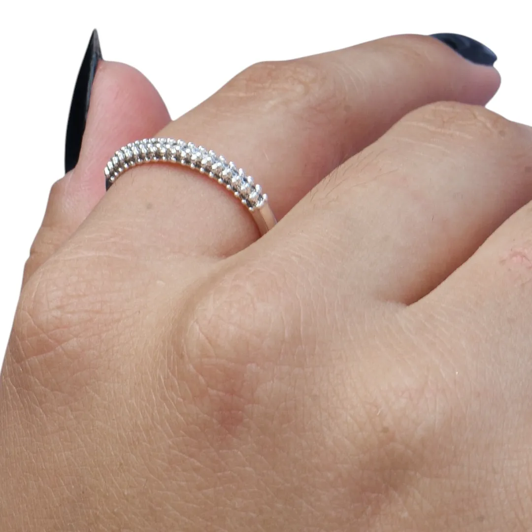 ANEL APARADOR COM FILEIRA DUPLA DE MICRO ZIRCONIA CRISTAL E BOLINHAS  COM APLICAÇÃO DE RODIO BRANCO Nº 19- BANHADO A OURO 18K