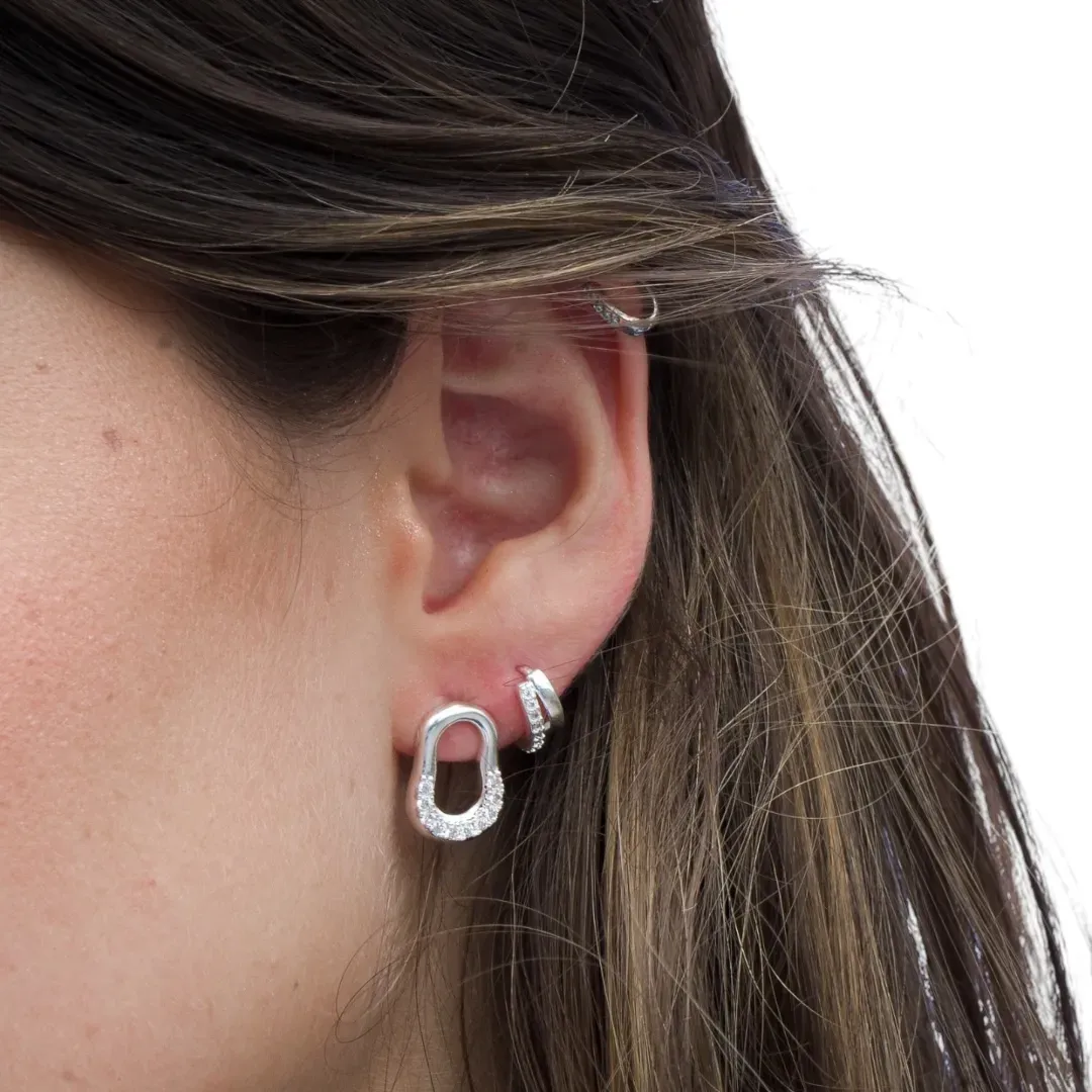 BRINCO ARGOLA MINI FIO DUPLO COM MICRO ZIRCÔNIA CRISTAL E FIO LISO - BANHADO A PRATA 925