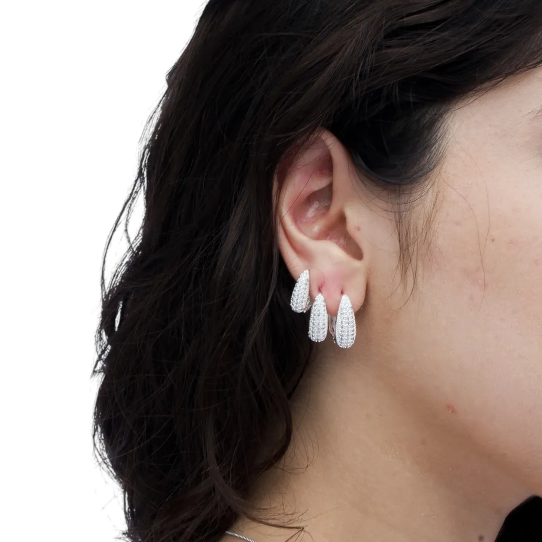 BRINCO ARGOLA ABAULADA ESTICADA GRANDE COM FILEIRA TRIPLA COM MICRO ZIRCÔNIA CRISTAL E DETALHES EM BOLINHAS    - BANHADO A PRATA 925