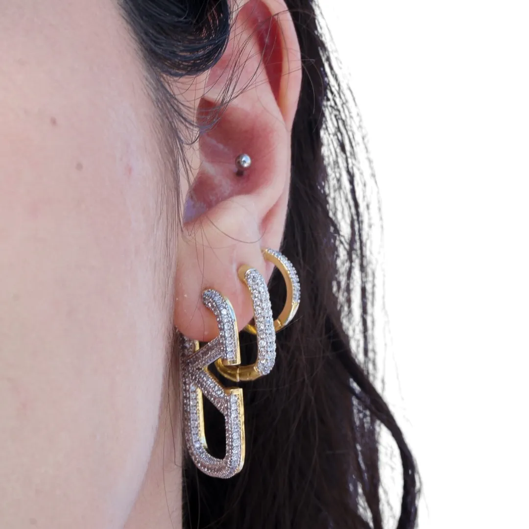BRINCO ARGOLA ABAULADA ESTICADA FINA GRANDE COM FILEIRA TRIPLA E MICRO ZIRCÔNIA CRISTAL - BANHADO A OURO 18K
