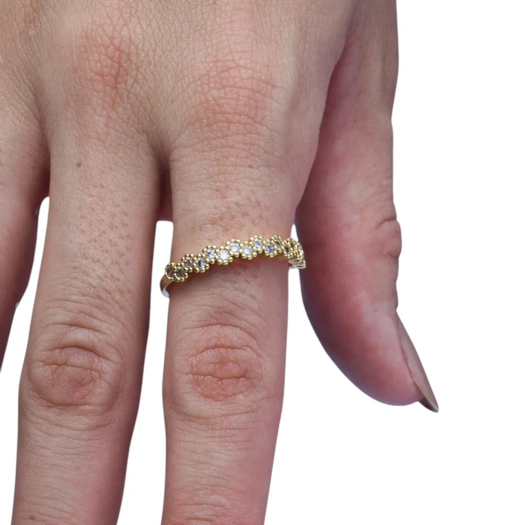 ANEL FLOR COM MICRO ZIRCONIA CRISTAL REDONDA E BORDA COM BOLINHAS Nº 17 BANHADO A OURO 18K