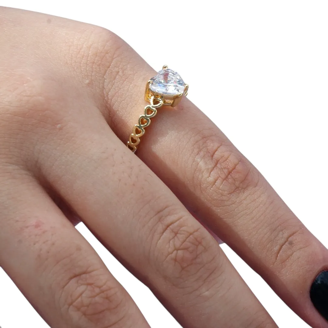 ANEL SOLITARIO COM CORAÇOES VAZADOS LISO E PEDRA CENTRAL ZIRCONIA CRISTAL CORAÇÃO Nº 23 BANHADO A OURO 18K