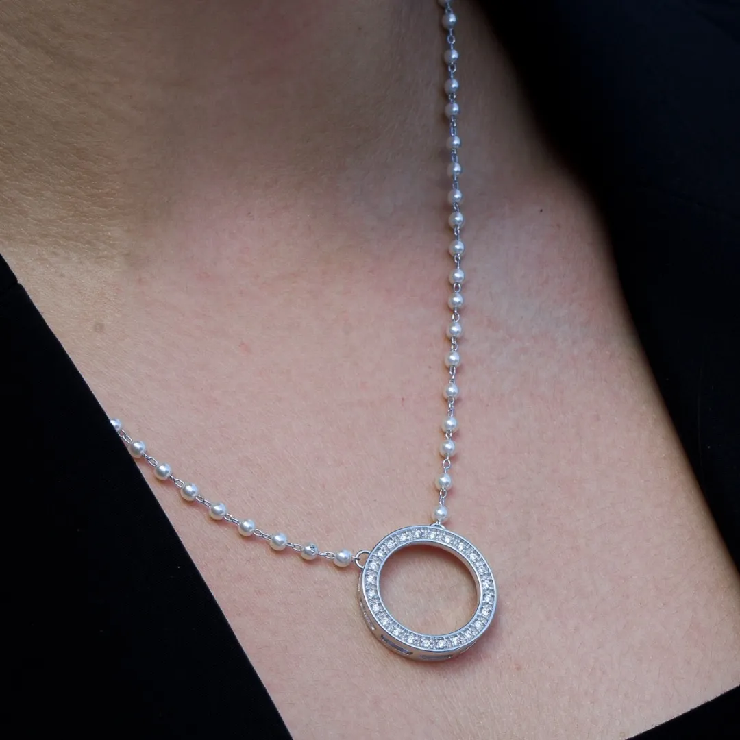 CORRENTE DE PÉROLA COM ARO VAZADO CRAVEJADO DE ZIRCONIA COM EXTENSOR -BANHADO A RÓDIO BRANCO