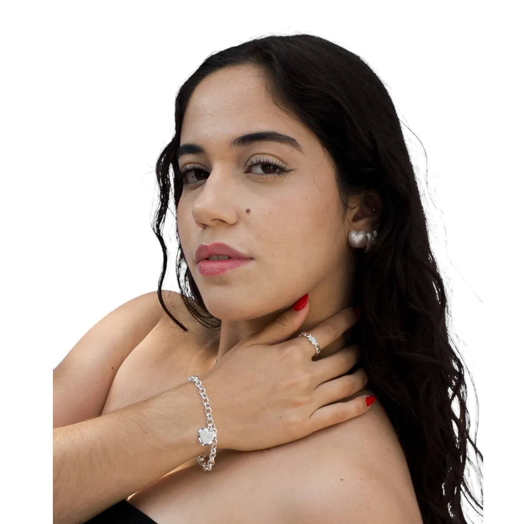 ANEL COM SEQUENCIA DE CORAÇÃO VAZADO E CORAÇÃO CENTRAL  COM MICRO ZIRCONIA CRISTAL Nº19 - BANHADO A PRATA 925
