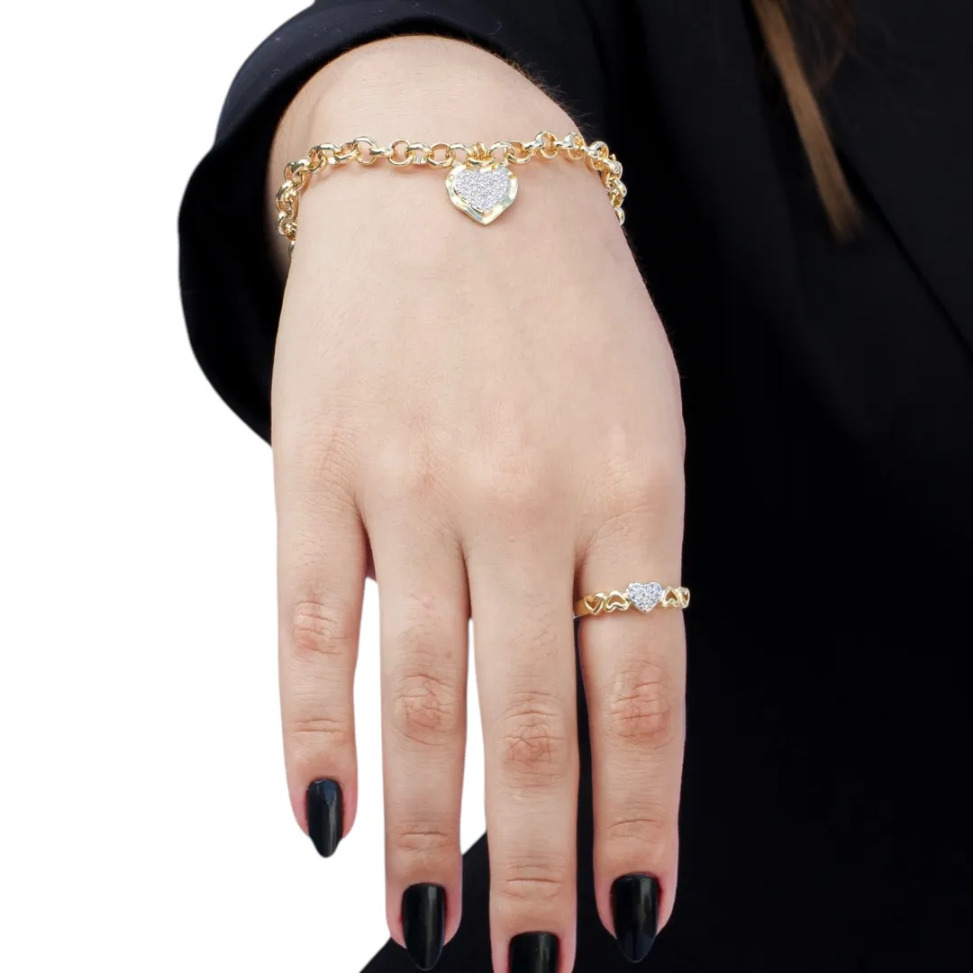 ANEL COM SEQUENCIA DE CORAÇÃO VAZADO E CORAÇÃO CENTRAL  COM MICRO ZIRCONIA CRISTAL Nº 22- BANHADO A OURO 18K