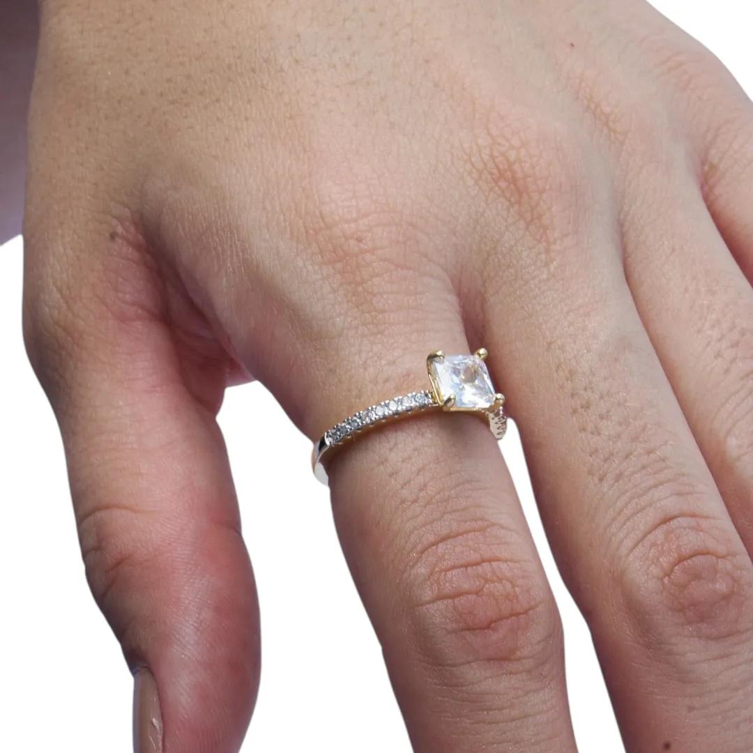 ANEL SOLITÁRIO COM MICRO ZIRCONIA CRISTAL E PEDRA CENTRAL QUADRADA CRISTAL Nº16 - BANHADO A OURO 18K