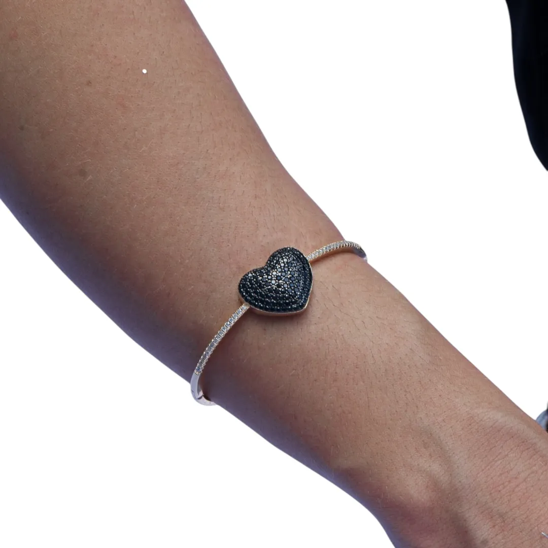 BRACELETE RIGIDO COM CORAÇÃO CRAVADO COM MICRO ZIRCONIA NEGRA- BANHADO A OURO 18K