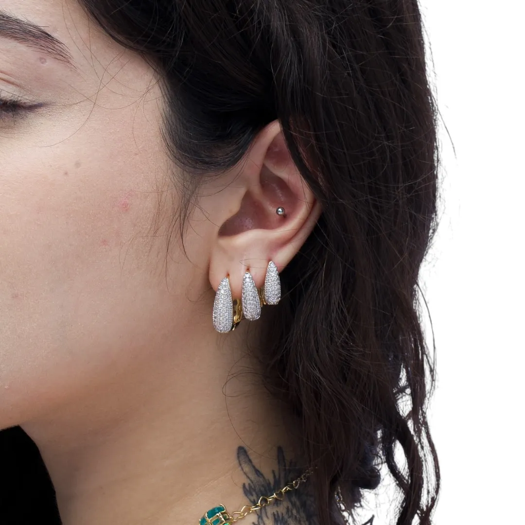 BRINCO ARGOLA ABAULADA ESTICADA GRANDE COM FILEIRA TRIPLA COM MICRO ZIRCÔNIA CRISTAL E DETALHES EM BOLINHAS    - BANHADO A OURO 18K