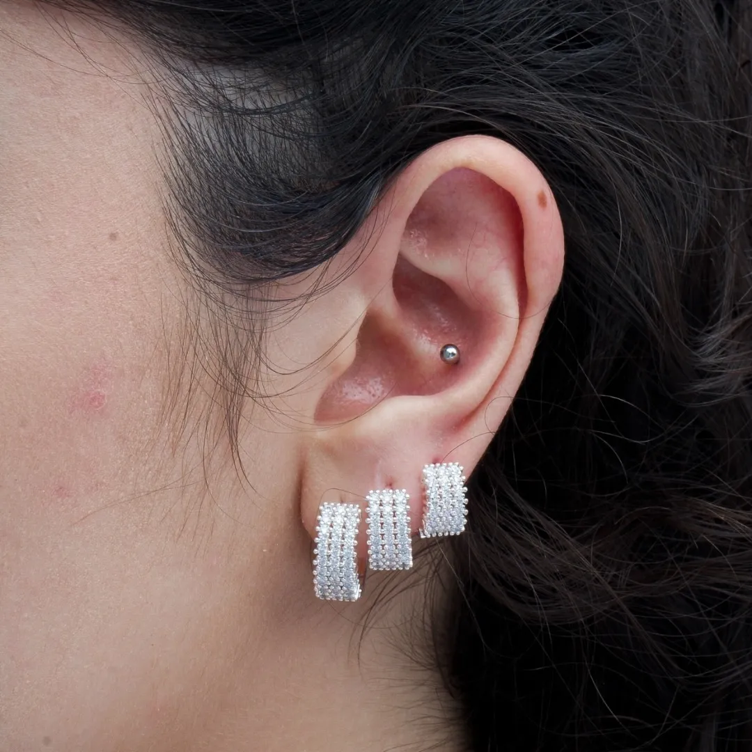 BRINCO ARGOLA MÉDIA COM FILEIRA TRIPLA CRAVADO COM MICRO ZIRCÔNIA CRISTAL E BOLINHAS COM PONTAS  - BANHADO A PRATA 925