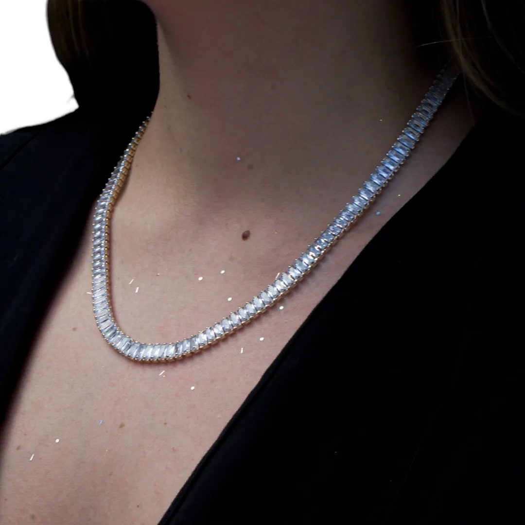 CHOKER RIVIERA QUADRADA CRAVEJADA COM NAVETE CRISTAL ROSÉ GOLD - BANHADO A OURO 18K