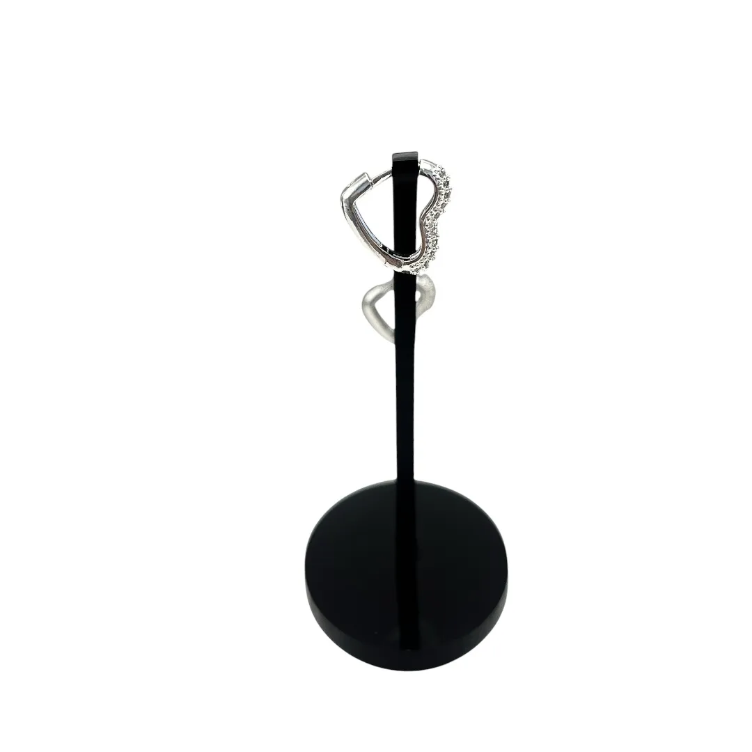BRINCO ARGOLA CORAÇAO MÉDIO COM FILEIRA TRIPLA DE MICRO ZIRCÔNIA CRISTAL DE DETALHES EM BOLINHAS  - BANHADO A PRATA 925